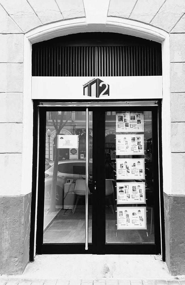 Exterior de la oficina de m2 inmobiliaria en Plaza del Ensanche, en Bilbao.